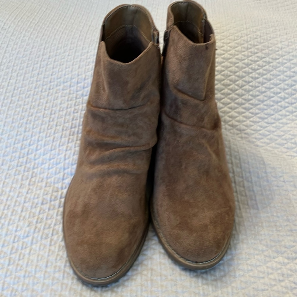 SOFFT Like New suede ankle boots. Worn once.
